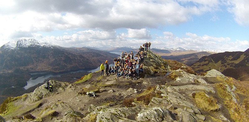 large group of people on top of Ben Aan/>
							<p class=